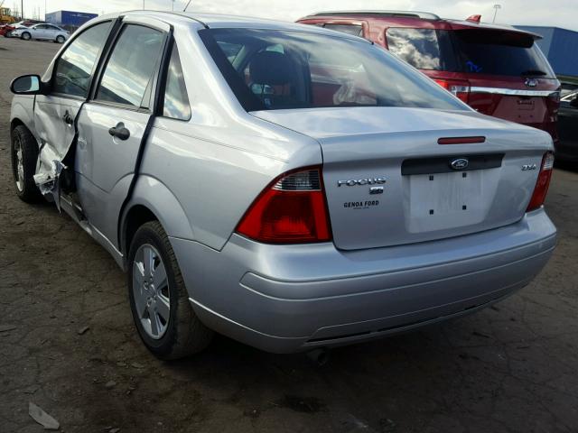 1FAFP34NX6W172688 - 2006 FORD FOCUS ZX4 SILVER photo 3