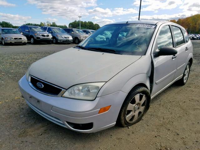 3FAFP37N65R102537 - 2005 FORD FOCUS ZX5 SILVER photo 2