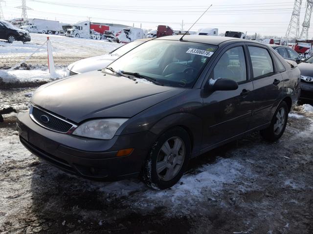 1FAFP34N45W232625 - 2005 FORD FOCUS ZX4 GRAY photo 2