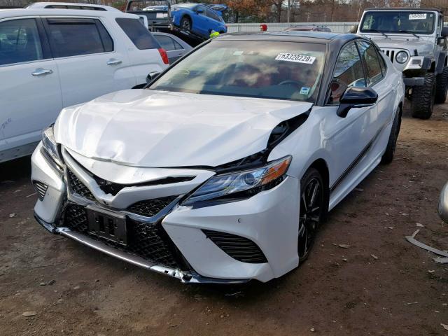 4T1B61HK2JU136817 - 2018 TOYOTA CAMRY XSE WHITE photo 2