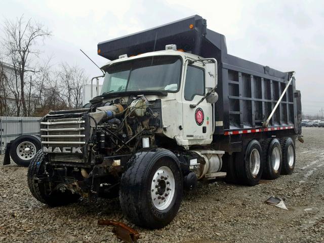 1M2AG11C06M030742 - 2006 MACK 700 CV700 WHITE photo 2