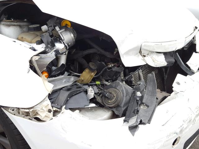 JM1BK143941147382 - 2004 MAZDA 3 HATCHBAC WHITE photo 9