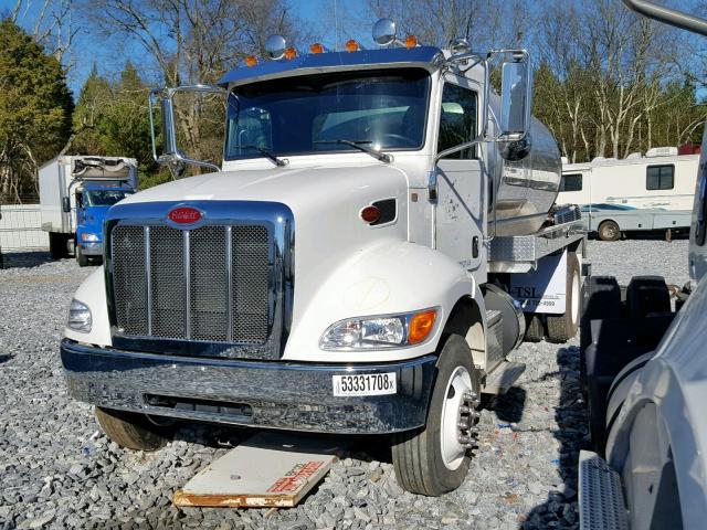 2NP2HJ7X4KM275606 - 2019 PETERBILT 337 WHITE photo 2