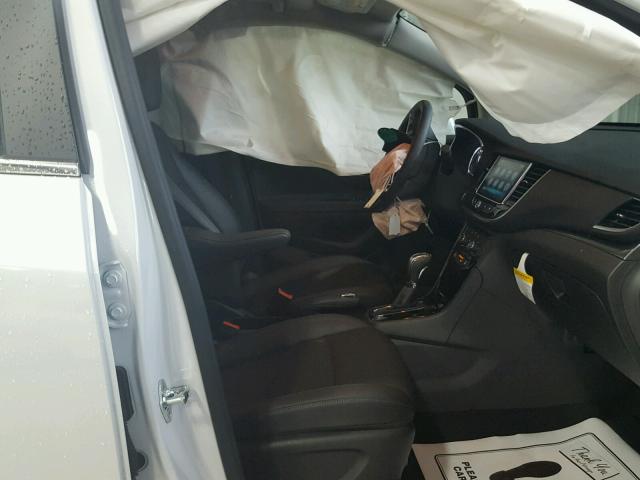 KL4CJASB2JB665903 - 2018 BUICK ENCORE PRE WHITE photo 5