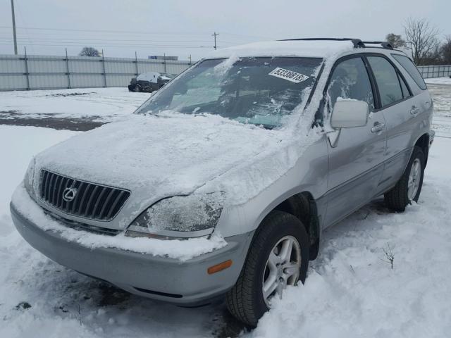 JT6HF10U5Y0158217 - 2000 LEXUS RX 300 SILVER photo 2