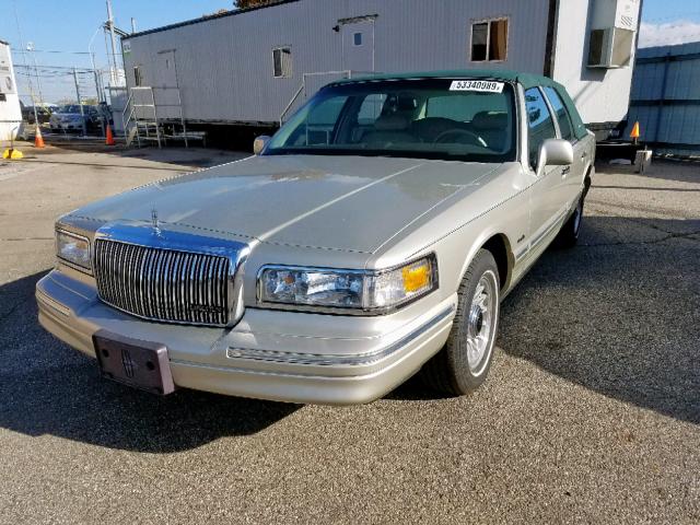 1LNLM81W6VY686567 - 1997 LINCOLN TOWN CAR GREEN photo 2