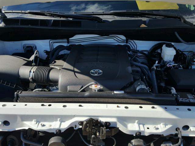 5TFDW5F18JX772865 - 2018 TOYOTA TUNDRA CRE WHITE photo 7