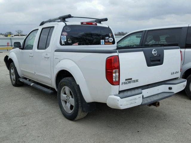 1N6AD07WX7C431423 - 2007 NISSAN FRONTIER C WHITE photo 3