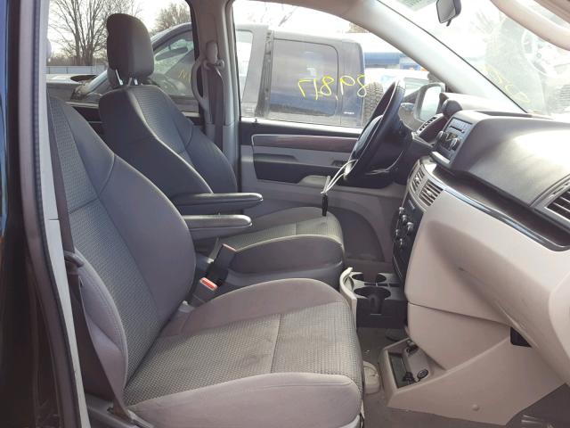 2C4RVAAG9CR393372 - 2012 VOLKSWAGEN ROUTAN S BLACK photo 5