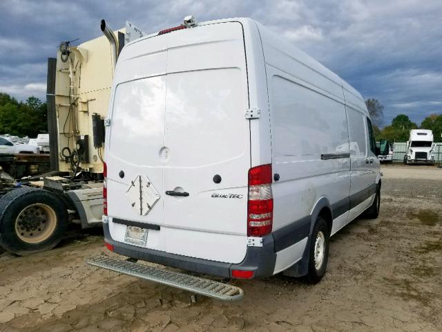 WD3PE8CB9B5587925 - 2011 MERCEDES-BENZ SPRINTER 2 WHITE photo 4