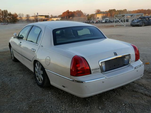 1LNHM83W33Y603435 - 2003 LINCOLN TOWN CAR C WHITE photo 3