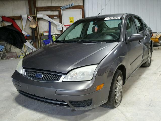 1FAFP34N67W158806 - 2007 FORD FOCUS ZX4 GRAY photo 2