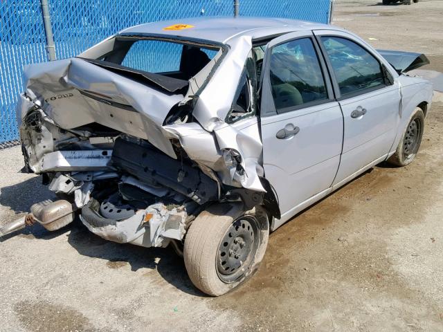 1FAFP34N06W210381 - 2006 FORD FOCUS ZX4 SILVER photo 4