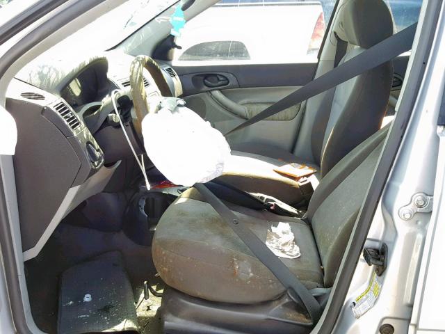 1FAFP34N06W210381 - 2006 FORD FOCUS ZX4 SILVER photo 5