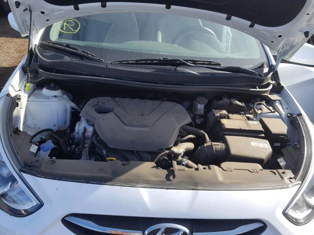 KMHCT5AE1HU349597 - 2017 HYUNDAI ACCENT SE WHITE photo 7