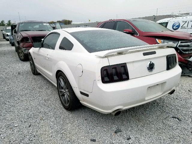 1ZVHT82H655226627 - 2005 FORD MUSTANG GT WHITE photo 3