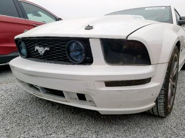 1ZVHT82H655226627 - 2005 FORD MUSTANG GT WHITE photo 9