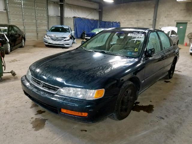 1HGCE6645VA025040 - 1997 HONDA ACCORD LX GREEN photo 2