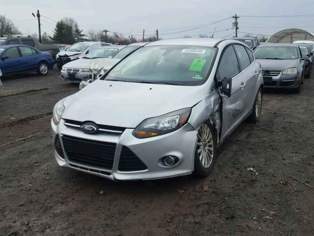 1FAHP3N2XCL276043 - 2012 FORD FOCUS TITA SILVER photo 2