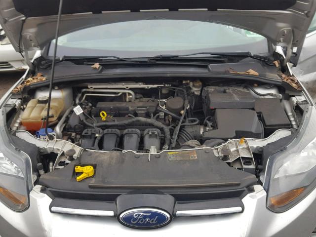 1FAHP3N2XCL276043 - 2012 FORD FOCUS TITA SILVER photo 7