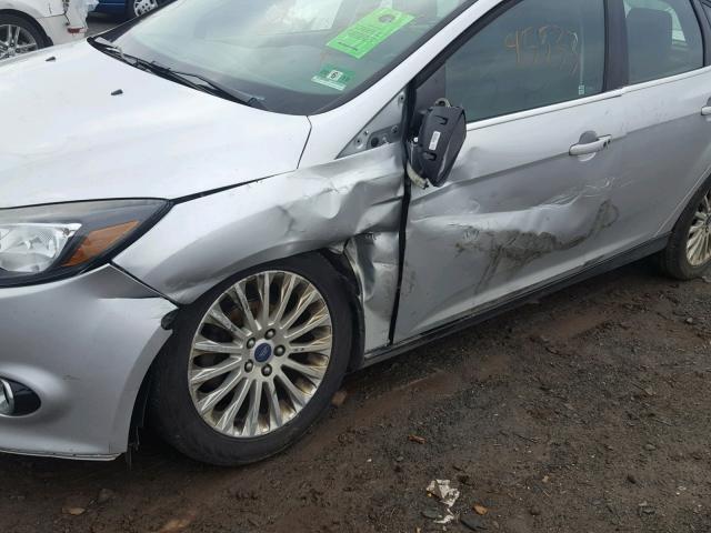 1FAHP3N2XCL276043 - 2012 FORD FOCUS TITA SILVER photo 9