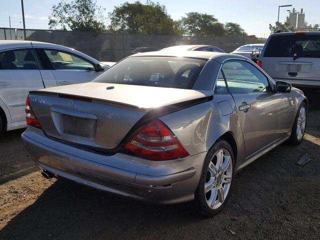 WDBKK65FX4F307065 - 2004 MERCEDES-BENZ SLK 320 SILVER photo 4