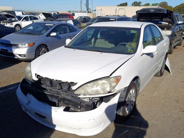 4T1BE32K15U555836 - 2005 TOYOTA CAMRY LE WHITE photo 2