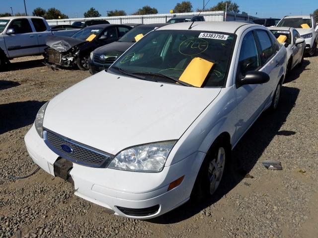 1FAHP34N67W186078 - 2007 FORD FOCUS ZX4 WHITE photo 2