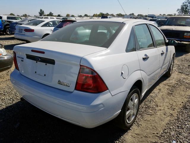 1FAHP34N67W186078 - 2007 FORD FOCUS ZX4 WHITE photo 4