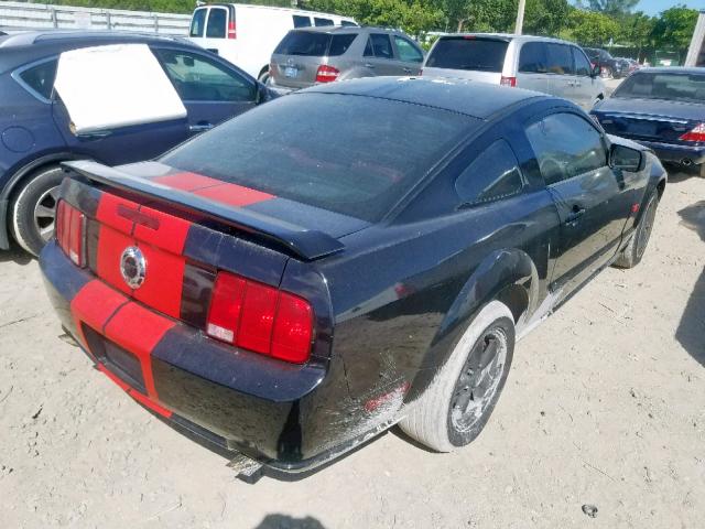1ZVFT82HX65172323 - 2006 FORD MUSTANG GT BLACK photo 4