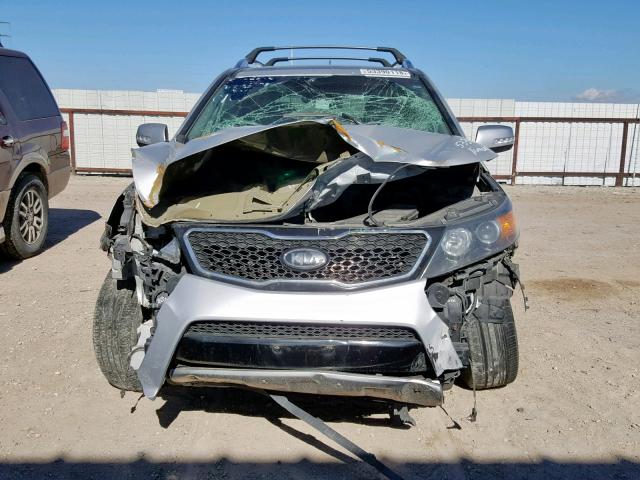 5XYKW4A2XCG261827 - 2012 KIA SORENTO SX SILVER photo 9