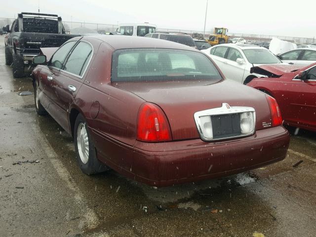 1LNHM82W22Y643313 - 2002 LINCOLN TOWN CAR S RED photo 3