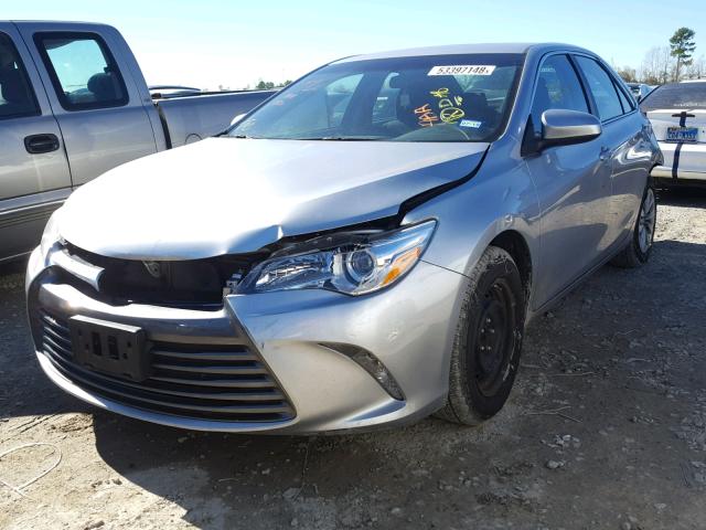 4T4BF1FK8FR512694 - 2015 TOYOTA CAMRY LE SILVER photo 2