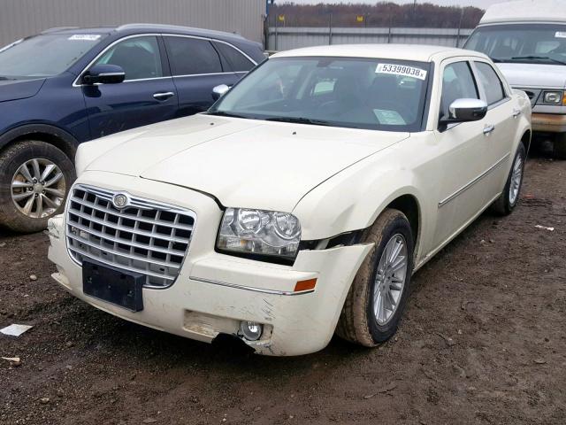 2C3CA5CV1AH233207 - 2010 CHRYSLER 300 TOURIN WHITE photo 2