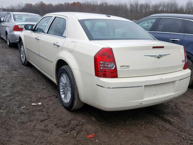 2C3CA5CV1AH233207 - 2010 CHRYSLER 300 TOURIN WHITE photo 3