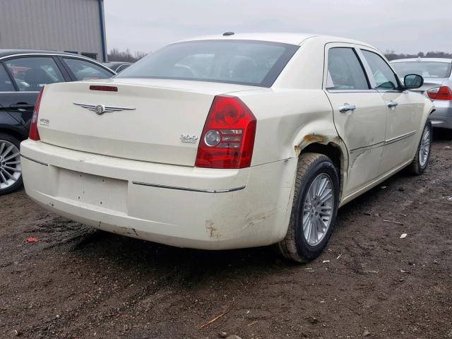 2C3CA5CV1AH233207 - 2010 CHRYSLER 300 TOURIN WHITE photo 4