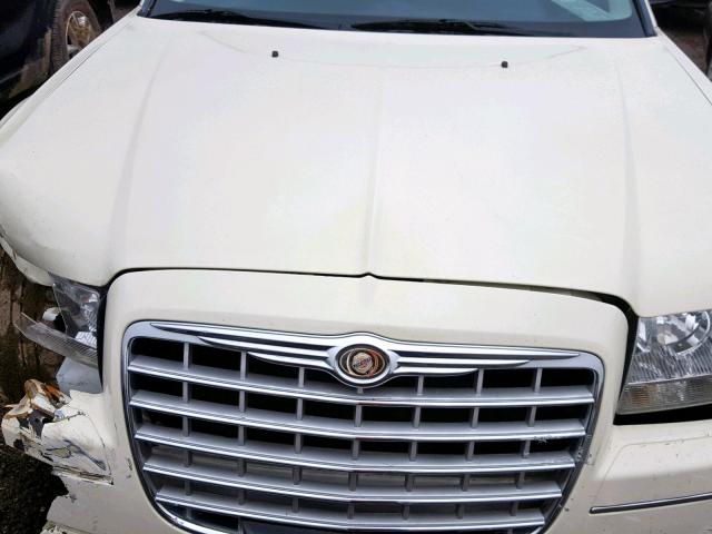 2C3CA5CV1AH233207 - 2010 CHRYSLER 300 TOURIN WHITE photo 7