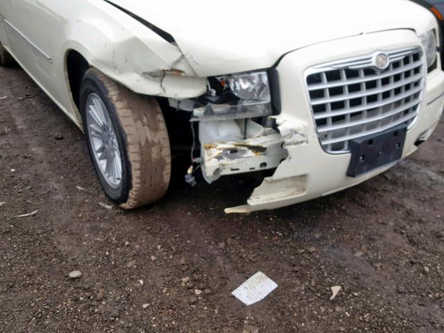 2C3CA5CV1AH233207 - 2010 CHRYSLER 300 TOURIN WHITE photo 9