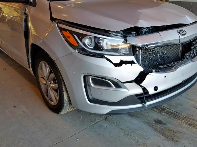 KNDMB5C17K6500489 - 2019 KIA SEDONA LX SILVER photo 9