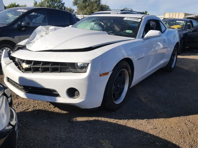 2G1FA1E34D9118797 - 2013 CHEVROLET CAMARO LS WHITE photo 2