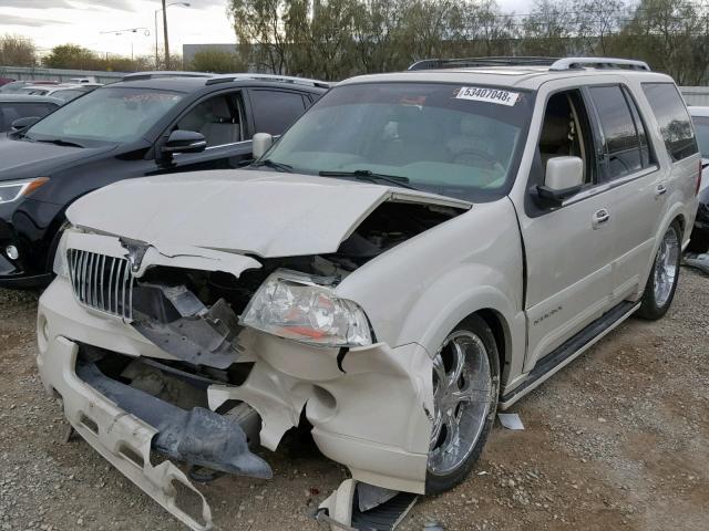 5LMFU28R14LJ35322 - 2004 LINCOLN NAVIGATOR WHITE photo 2