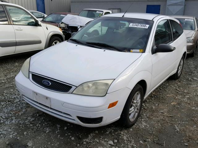 1FAFP31N27W198496 - 2007 FORD FOCUS ZX3 WHITE photo 2