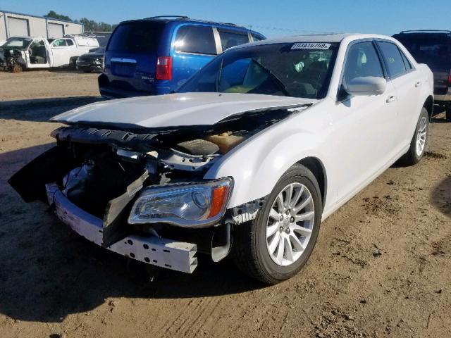 2C3CCAAG3DH529020 - 2013 CHRYSLER 300 WHITE photo 2