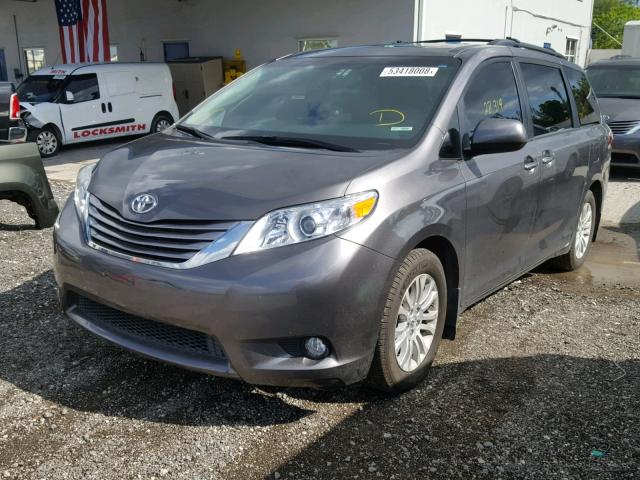 5TDYZ3DC9HS825252 - 2017 TOYOTA SIENNA XLE GRAY photo 2