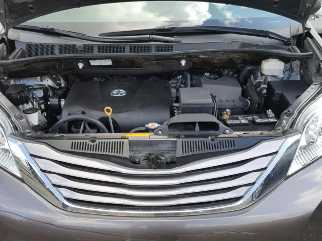 5TDYZ3DC9HS825252 - 2017 TOYOTA SIENNA XLE GRAY photo 7