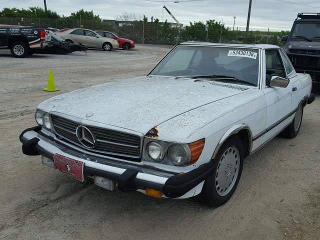 WDBBA48D0JA088062 - 1988 MERCEDES-BENZ 560 SL WHITE photo 2