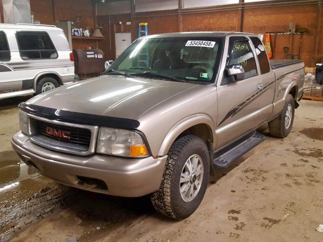 1GTDT19W228224719 - 2002 GMC SONOMA GOLD photo 2