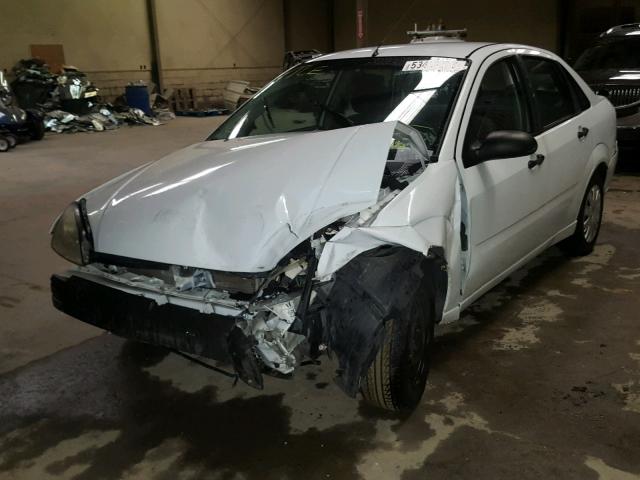 1FAFP34N37W118330 - 2007 FORD FOCUS ZX4 WHITE photo 2