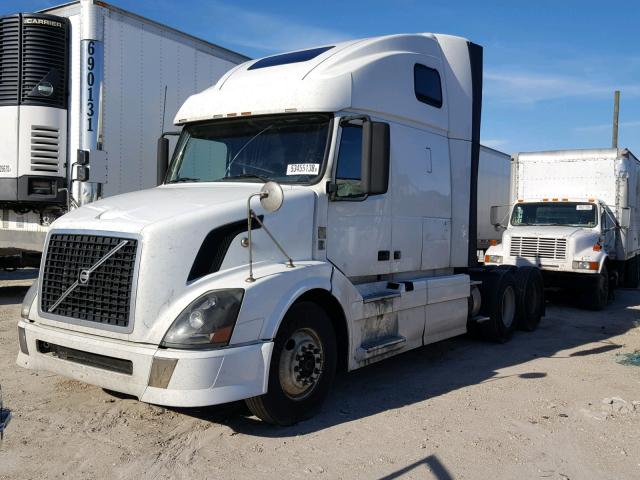 4V4NC9EH6BN294420 - 2011 VOLVO VN VNL WHITE photo 2