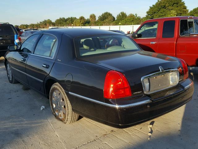 1LNHM83W84Y641289 - 2004 LINCOLN TOWN CAR U BLACK photo 3